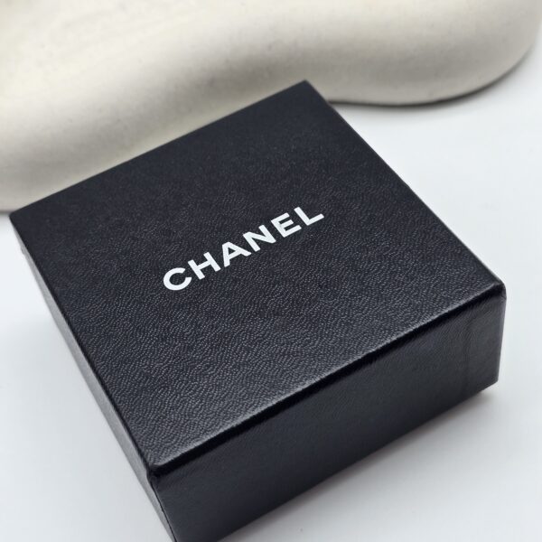 CHANEL – klipsy vintage Turnlock, lata 90. pudełko