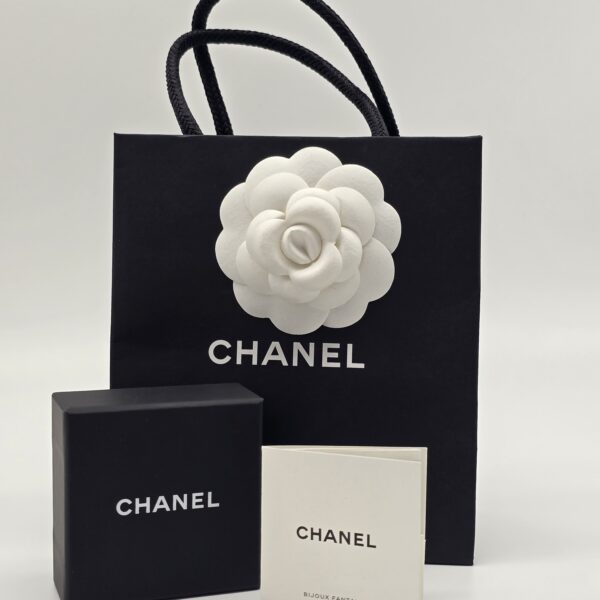 CHANEL – minimalistyczne kolczyki kolekcja 2024, CC Quilted torba