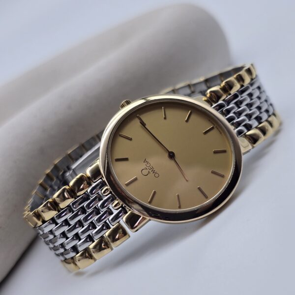 OMEGA – elegancki zegarek vintage na bransolecie, lata 90. przy podstawce