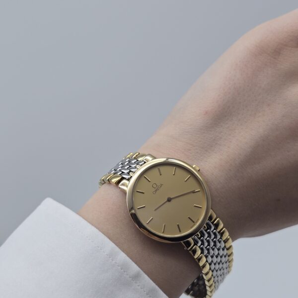 OMEGA – elegancki zegarek vintage na bransolecie, lata 90. na ręku