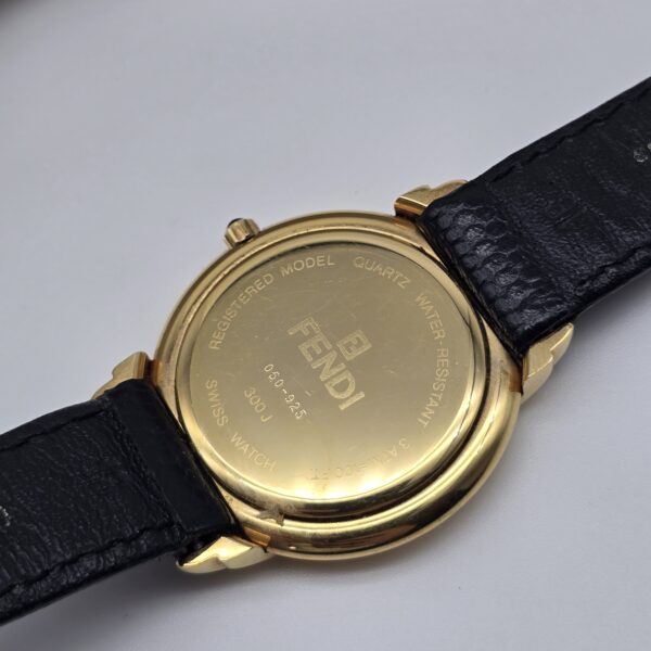 FENDI- elegancki zegarek vintage na pasku, lata 90. zbliżenie