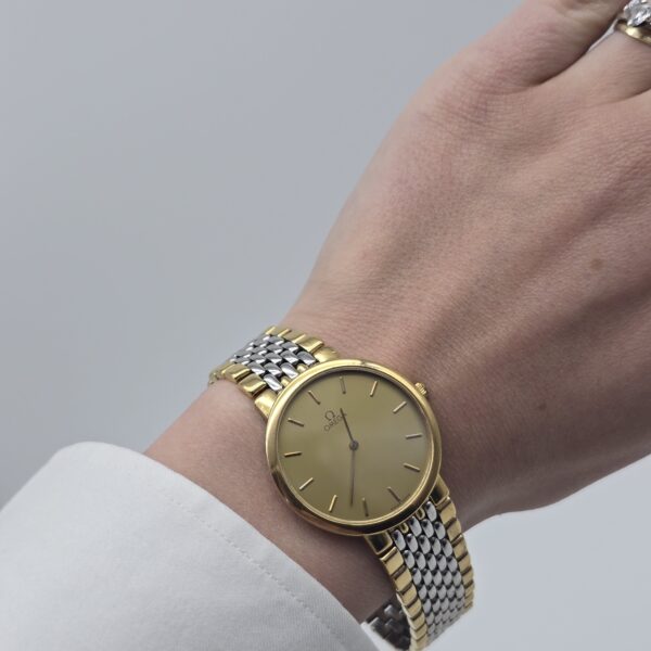 OMEGA – elegancki zegarek vintage na bransolecie, lata 90. na modelce