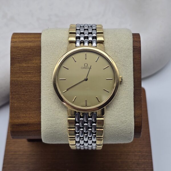 OMEGA – elegancki zegarek vintage na bransolecie, lata 90. na stojaku
