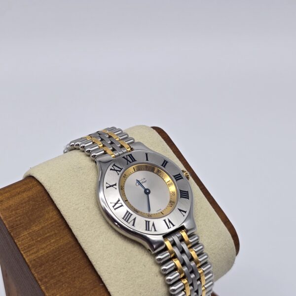 CARTIER - zegarek vintage na bransolecie, Must de Cartier 21, lata 90. na stojaku