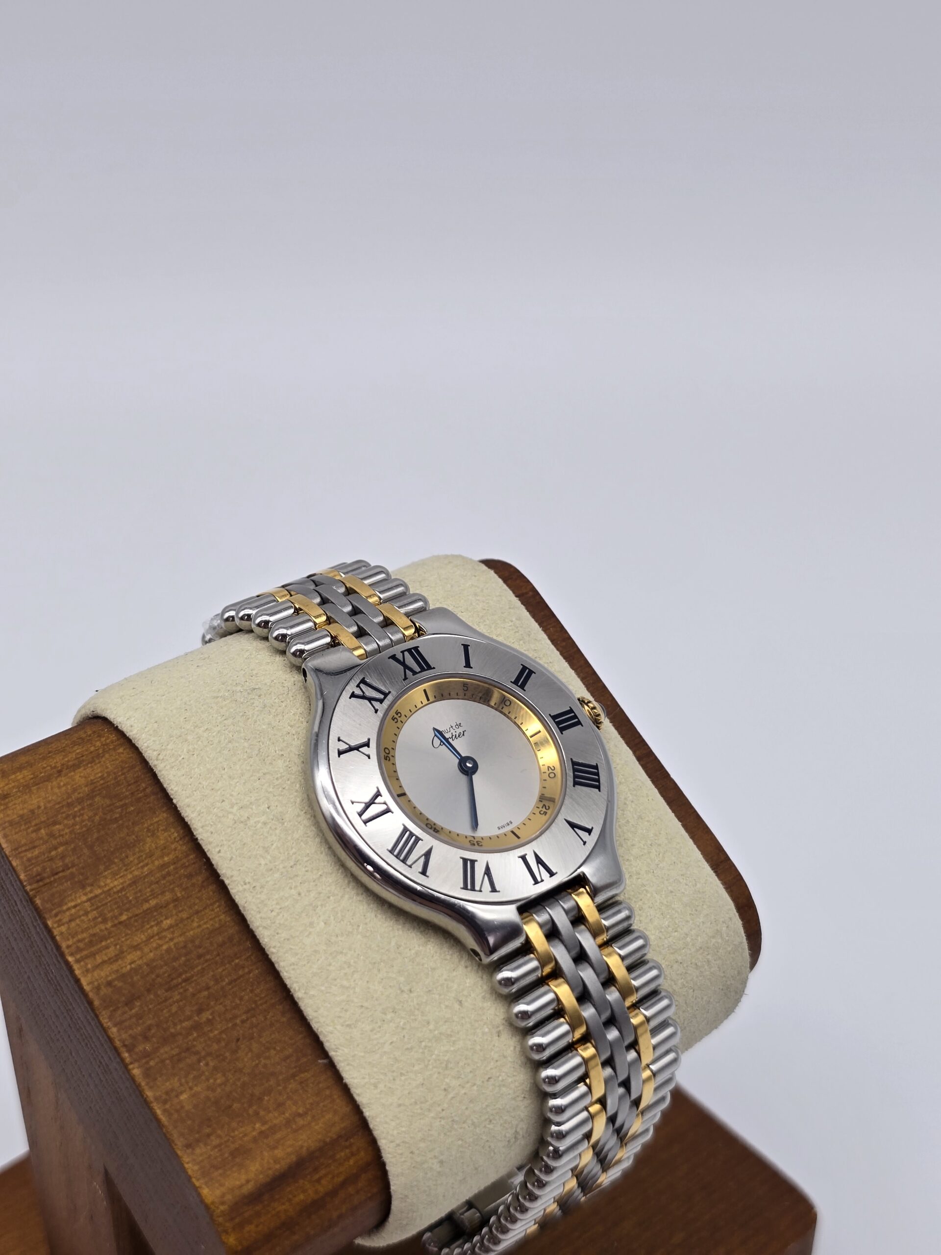 CARTIER - zegarek vintage na bransolecie, Must de Cartier 21, lata 90. na stojaku