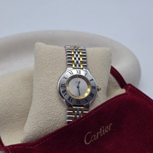 CARTIER - zegarek vintage na bransolecie, Must de Cartier 21, lata 90. przy podstawce
