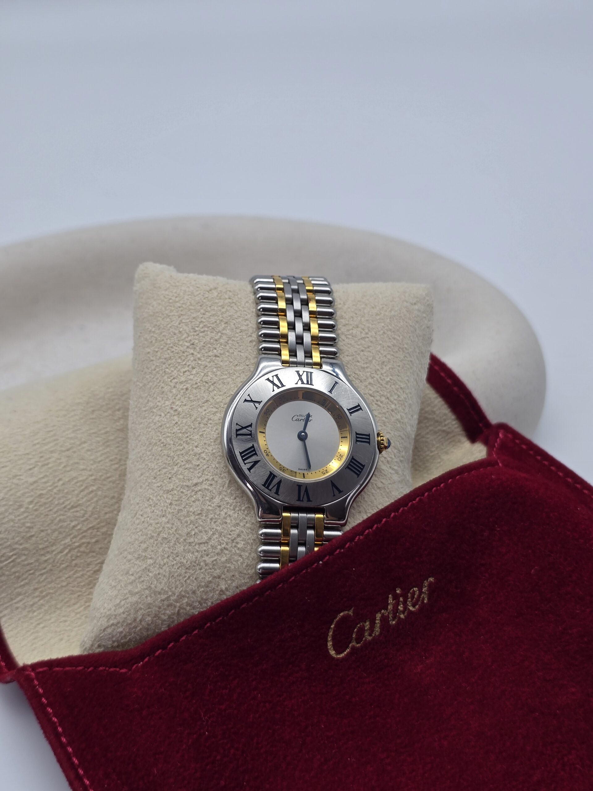 CARTIER - zegarek vintage na bransolecie, Must de Cartier 21, lata 90. przy podstawce
