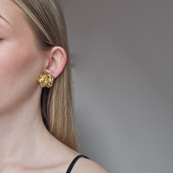 YSL - złote klipsy vintage z motywem róży na modelce