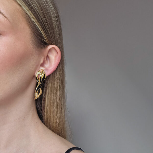 DIOR - wiszące klipsy vintage z emalią i kryształkami na modelce