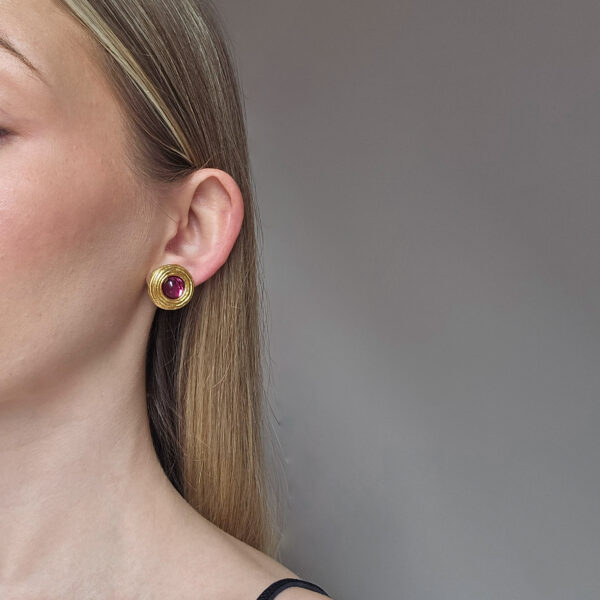 GIVENCHY - złote klipsy z różowym kamieniem vintage na modelce