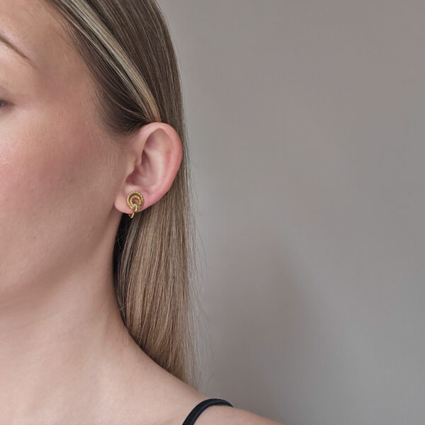 DIOR - złote klipsy vintage w formie węzła na modelce