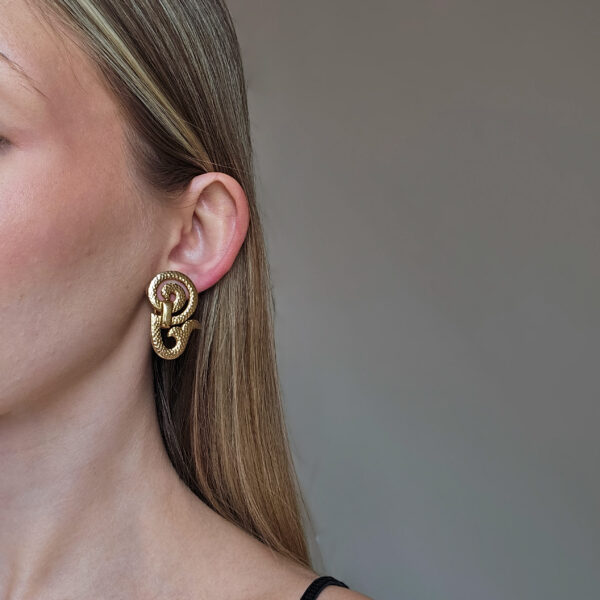CHRISTIAN DIOR - złote klipsy vintage na modelce
