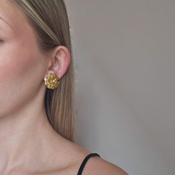 CHANEL - złote klipsy vintage na modelce