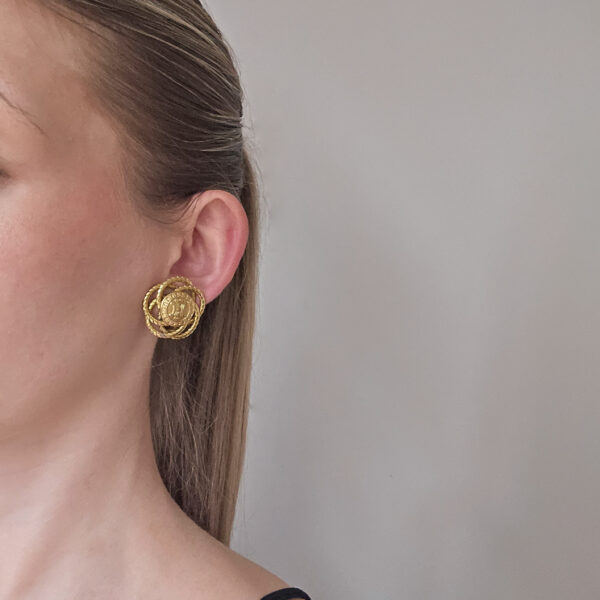 CELINE – efektowne złote klipsy vintage na modelce