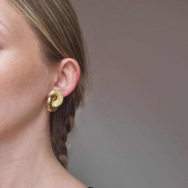 DIOR -złote klipsy 'Love Knot', lata 80 na modelce