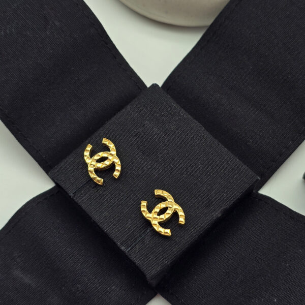 CHANEL – minimalistyczne kolczyki kolekcja 2024, CC Quilted w pudełku
