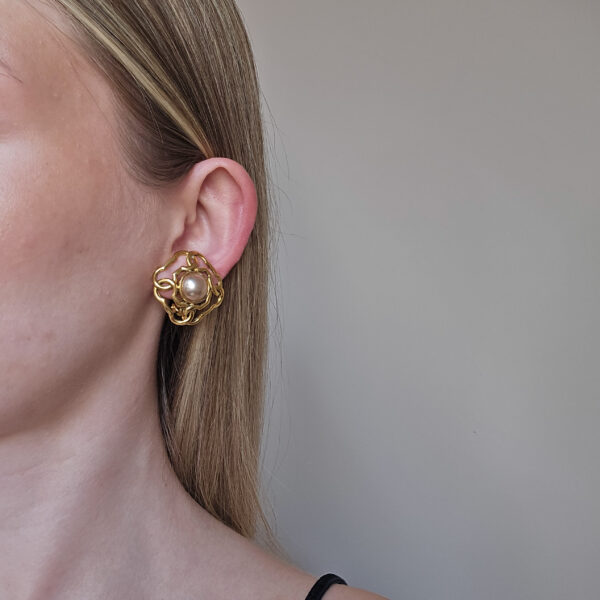 CHANEL - vintage klipsy z perłą, lata 80. na modelce