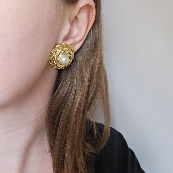YSL - eleganckie klipsy vintage z perłą na modelce