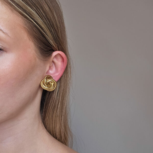 GIVENCHY - eleganckie klipsy vintage, Love Twist, Lata 90. na modelce