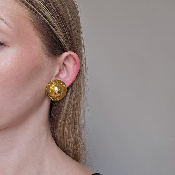 DIOR - złote, ażurowe klipsy vintage, lata 90. na modelce