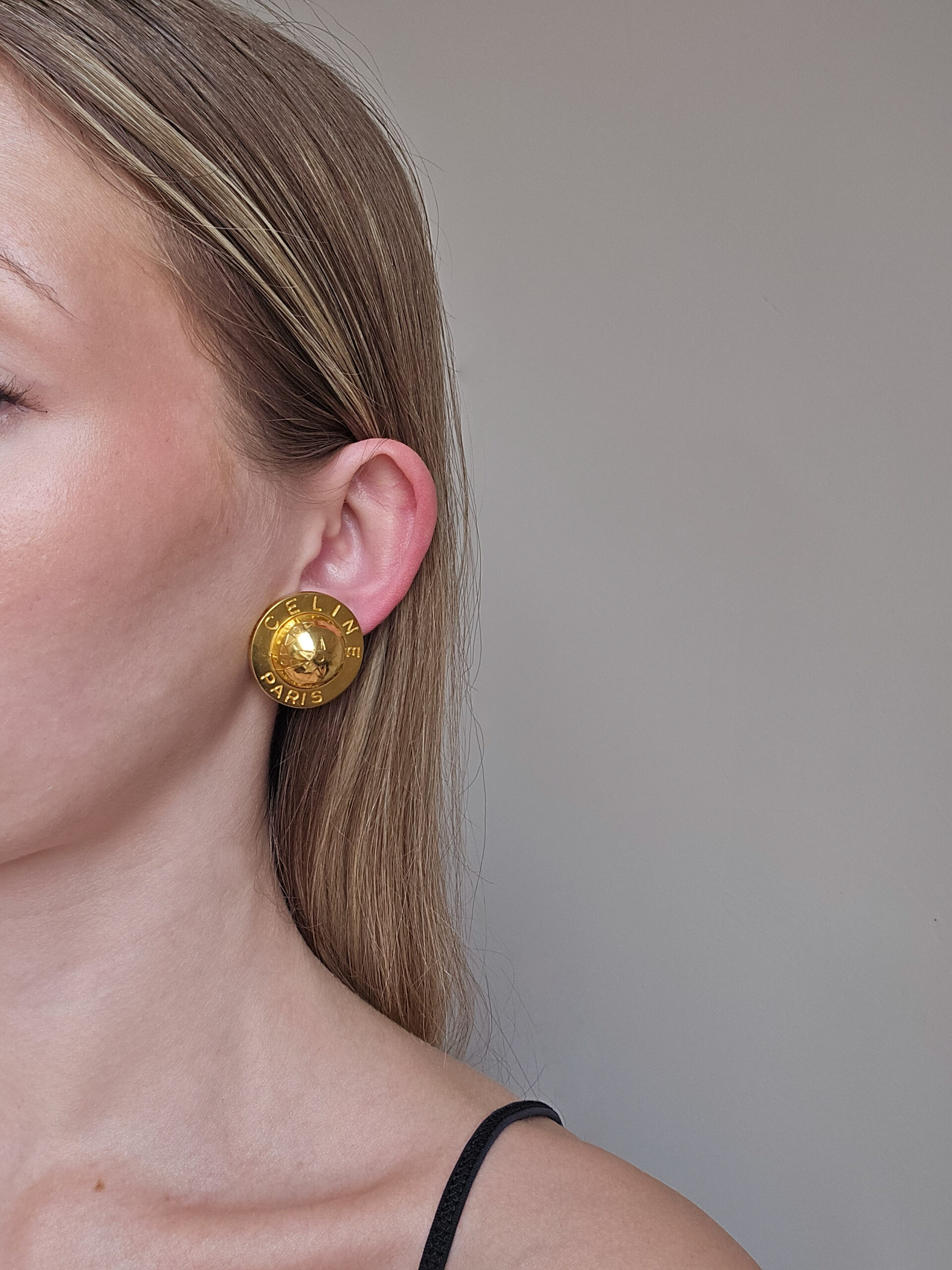 DIOR - złote, ażurowe klipsy vintage, lata 90. na modelce