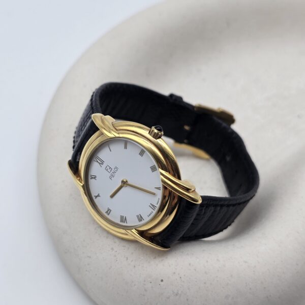 FENDI- elegancki zegarek vintage na pasku, lata 90. na podstawce