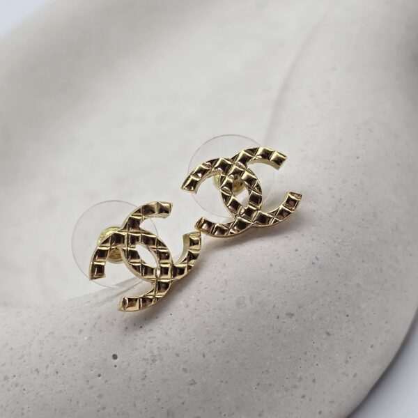 CHANEL – minimalistyczne kolczyki kolekcja 2024, CC Quilted