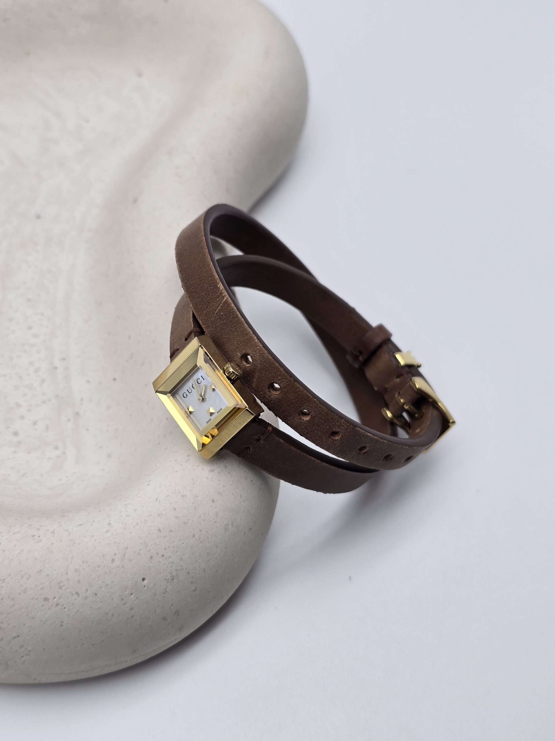 GUCCI - zegarek vintage z podwójnym paskiem, G-Frame, lata 90. na podstawce