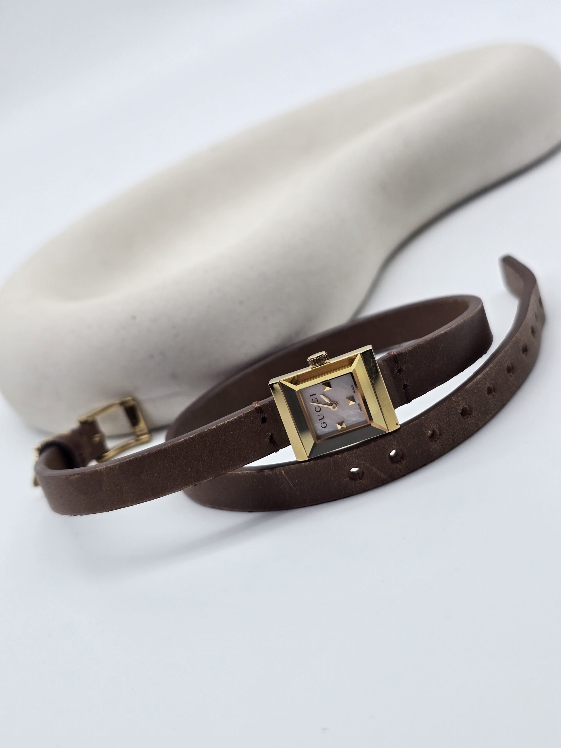 GUCCI - zegarek vintage z podwójnym paskiem, G-Frame, lata 90. przy podstawce