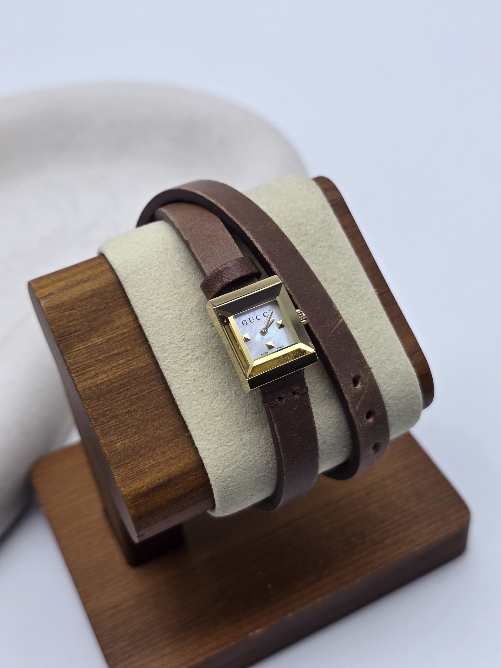 GUCCI - zegarek vintage z podwójnym paskiem, G-Frame, lata 90. na stojaku