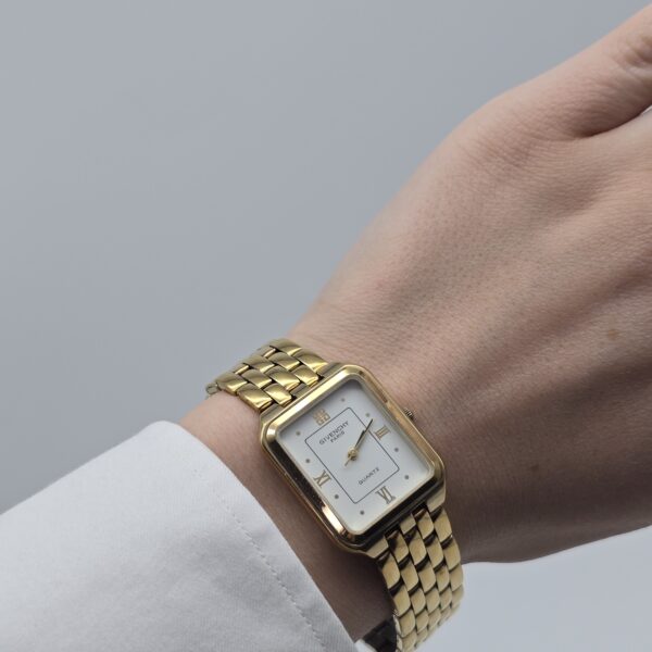 GIVENCHY - elegancki zegarek vintage z prostokątną kopertą, lata 90. na modelce