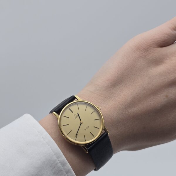 OMEGA - zegarek vintage z szampańską tarczą, De Ville, lata 70. na ręku