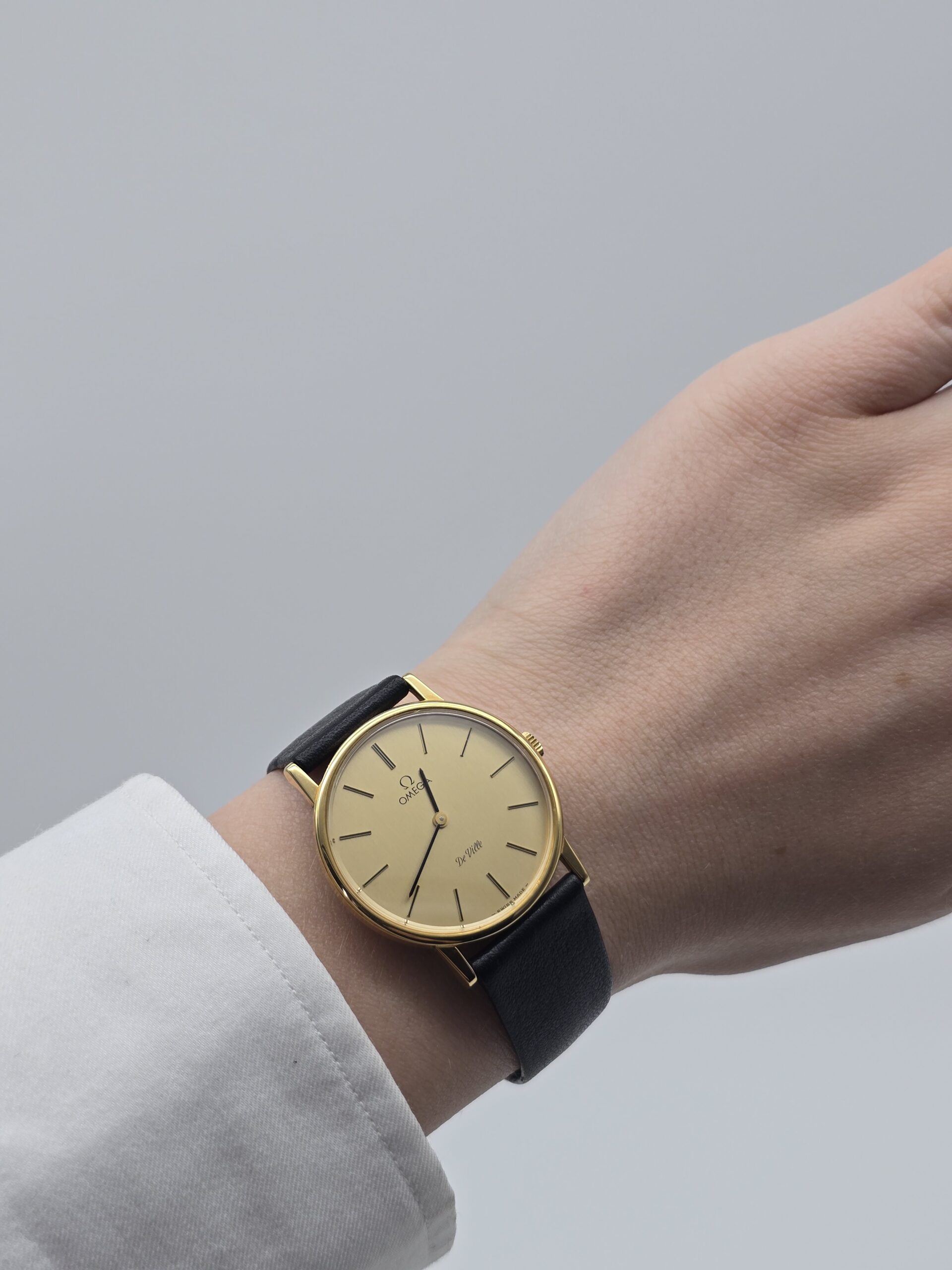 OMEGA - zegarek vintage z szampańską tarczą, De Ville, lata 70. na ręku
