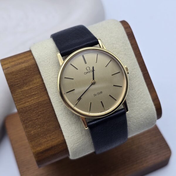 OMEGA - zegarek vintage z szampańską tarczą, De Ville, lata 70. stojak