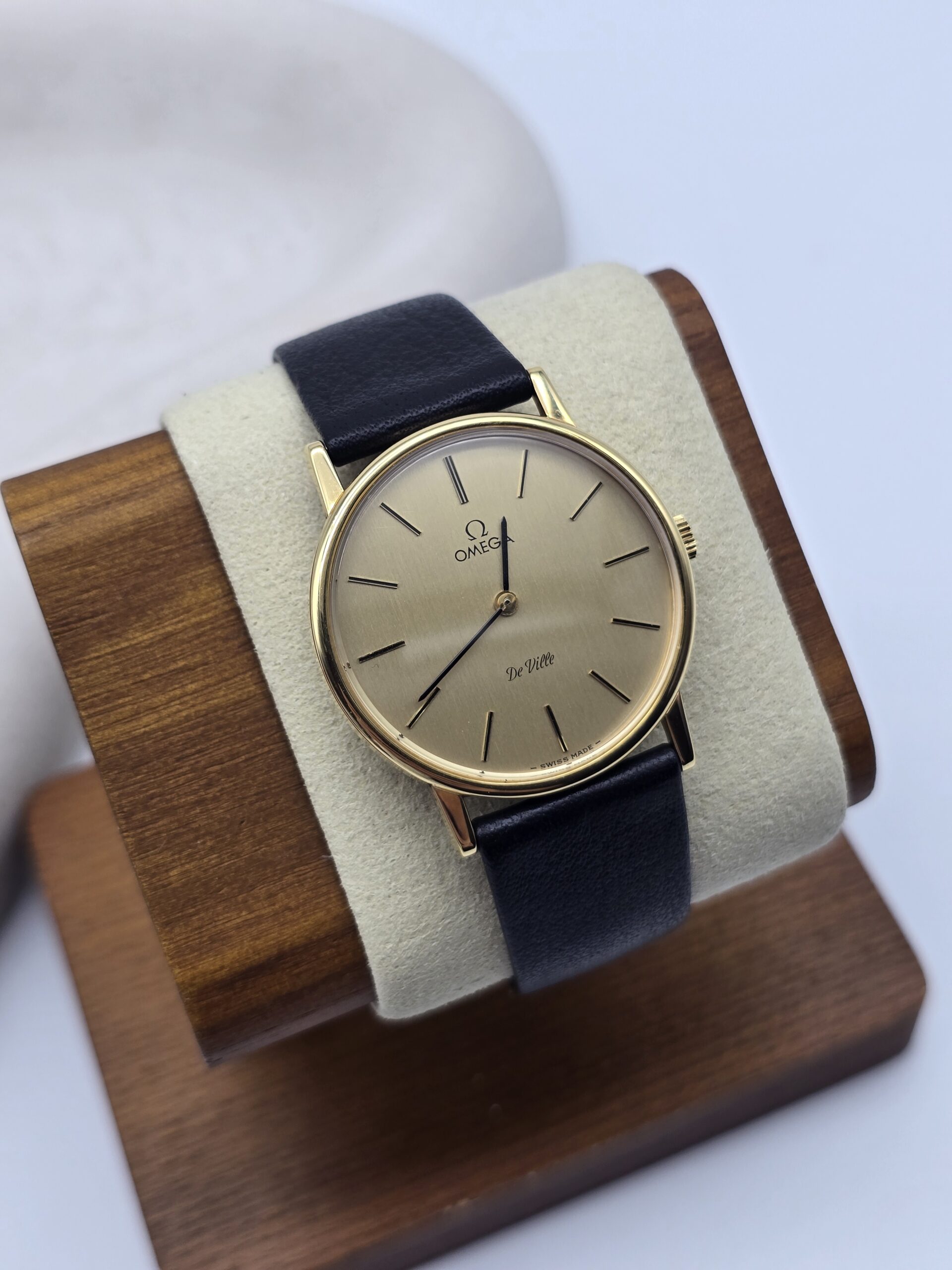 OMEGA - zegarek vintage z szampańską tarczą, De Ville, lata 70. stojak