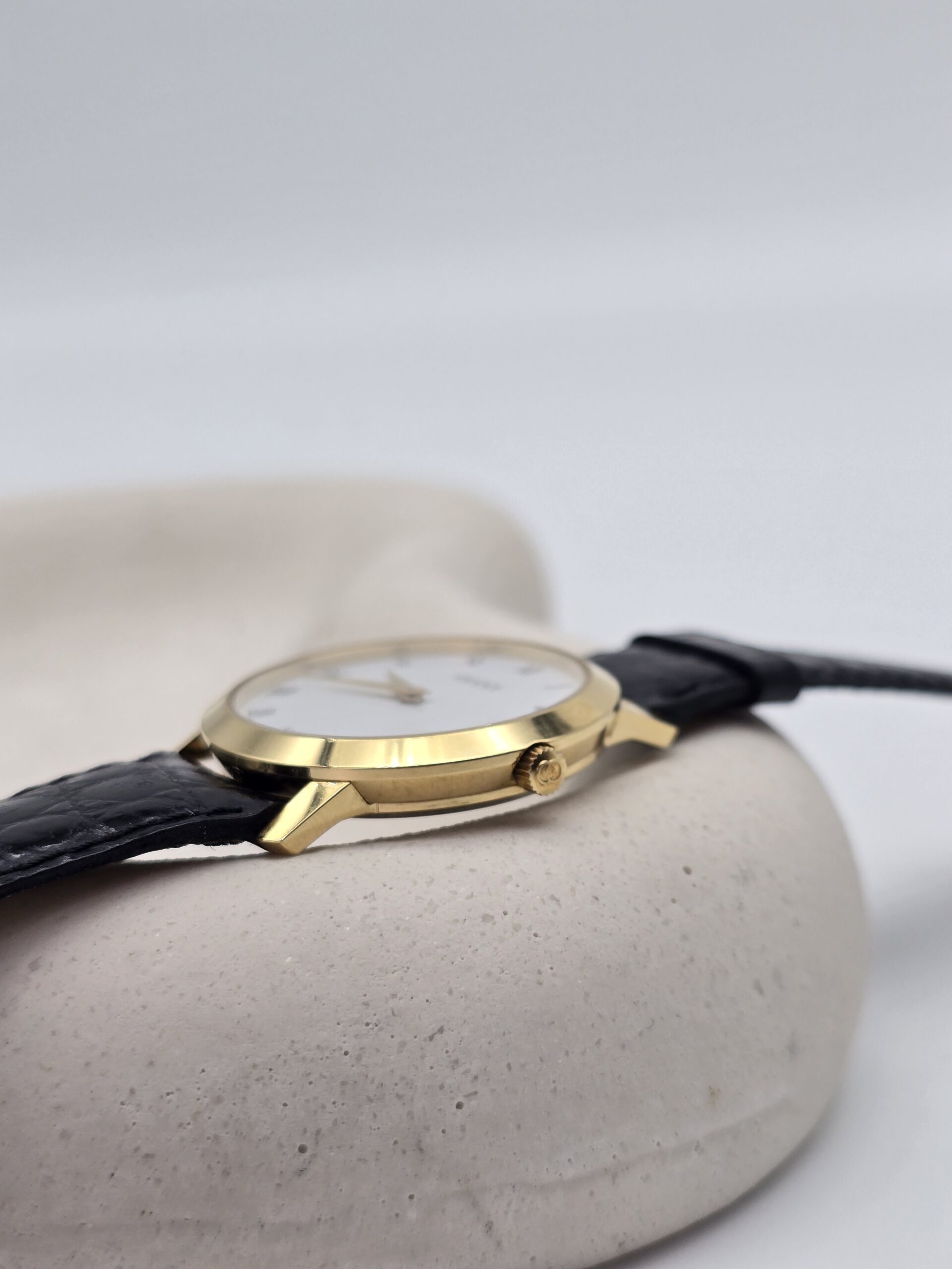 GUCCI - klasyczny zegarek vintage z rzymskimi indeksami, lata 90. koronka