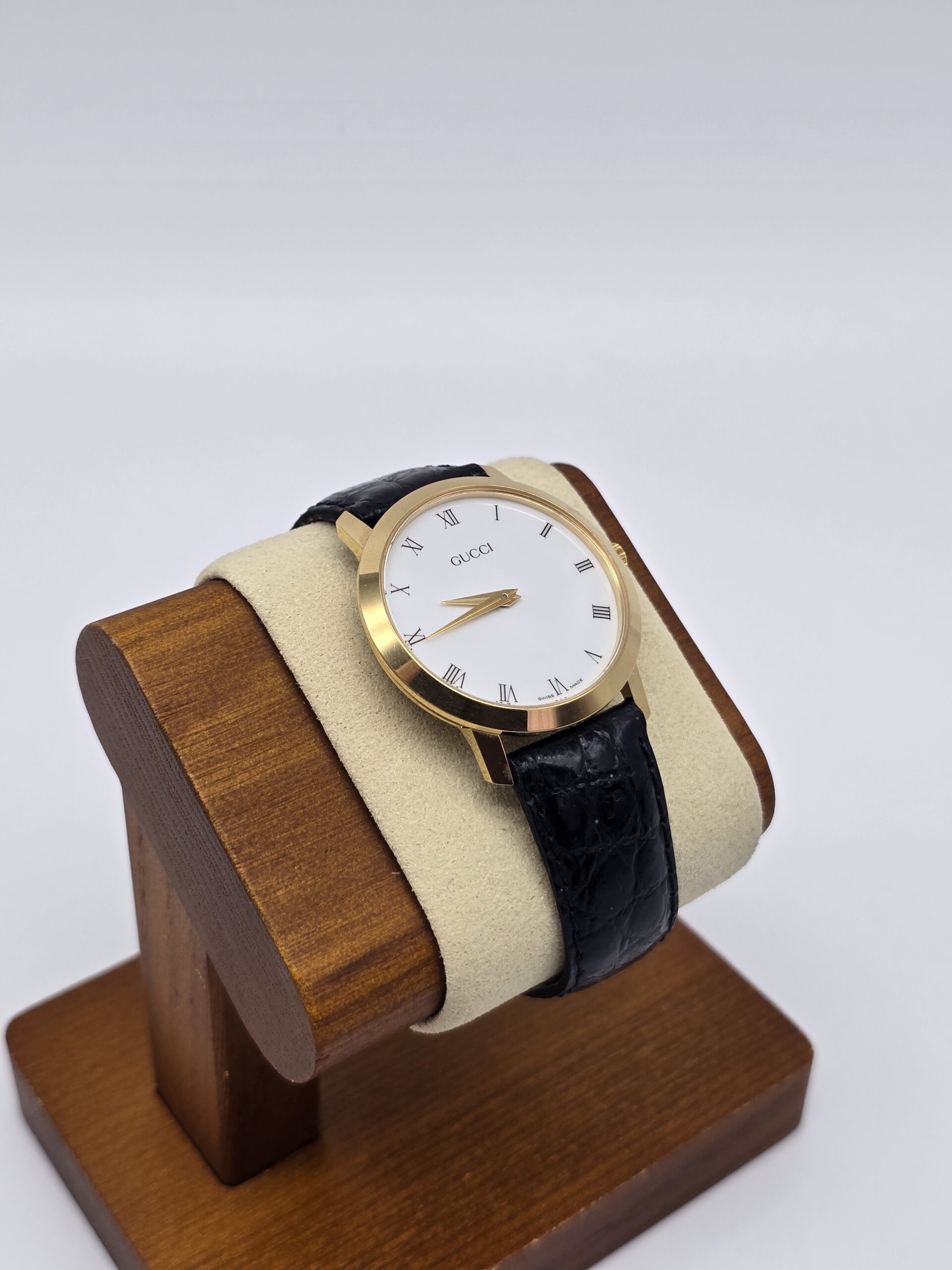 GUCCI - klasyczny zegarek vintage z rzymskimi indeksami, lata 90. stojak