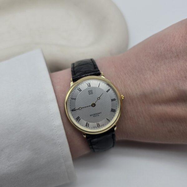GIVENCHY - klasyczny zegarek vintage z giliszowaną tarczą, lata 90. ręka
