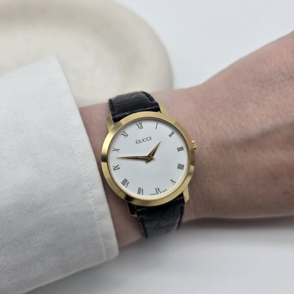 GUCCI - klasyczny zegarek vintage z rzymskimi indeksami, lata 90. na ręku