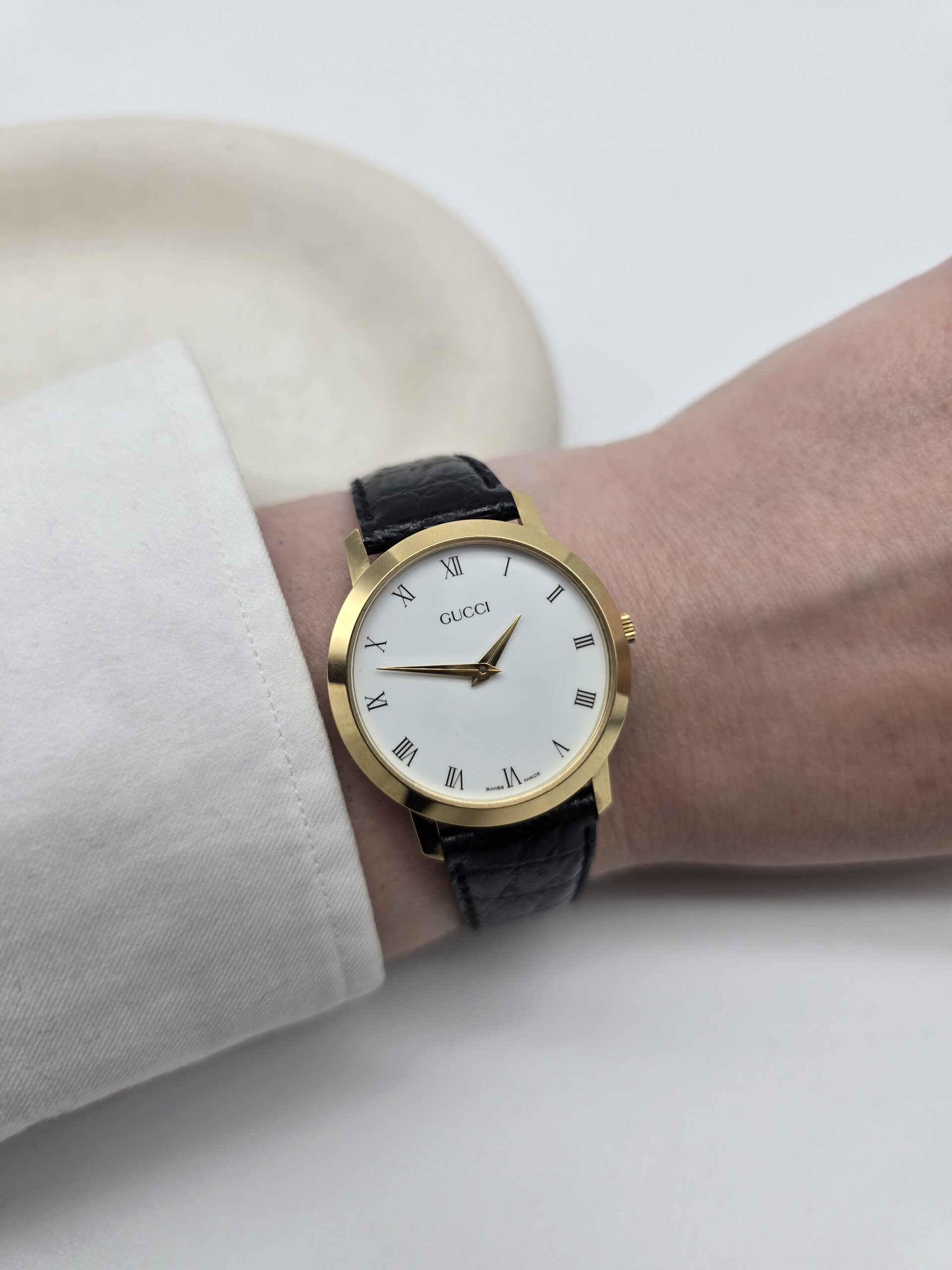 GUCCI - klasyczny zegarek vintage z rzymskimi indeksami, lata 90. na ręku
