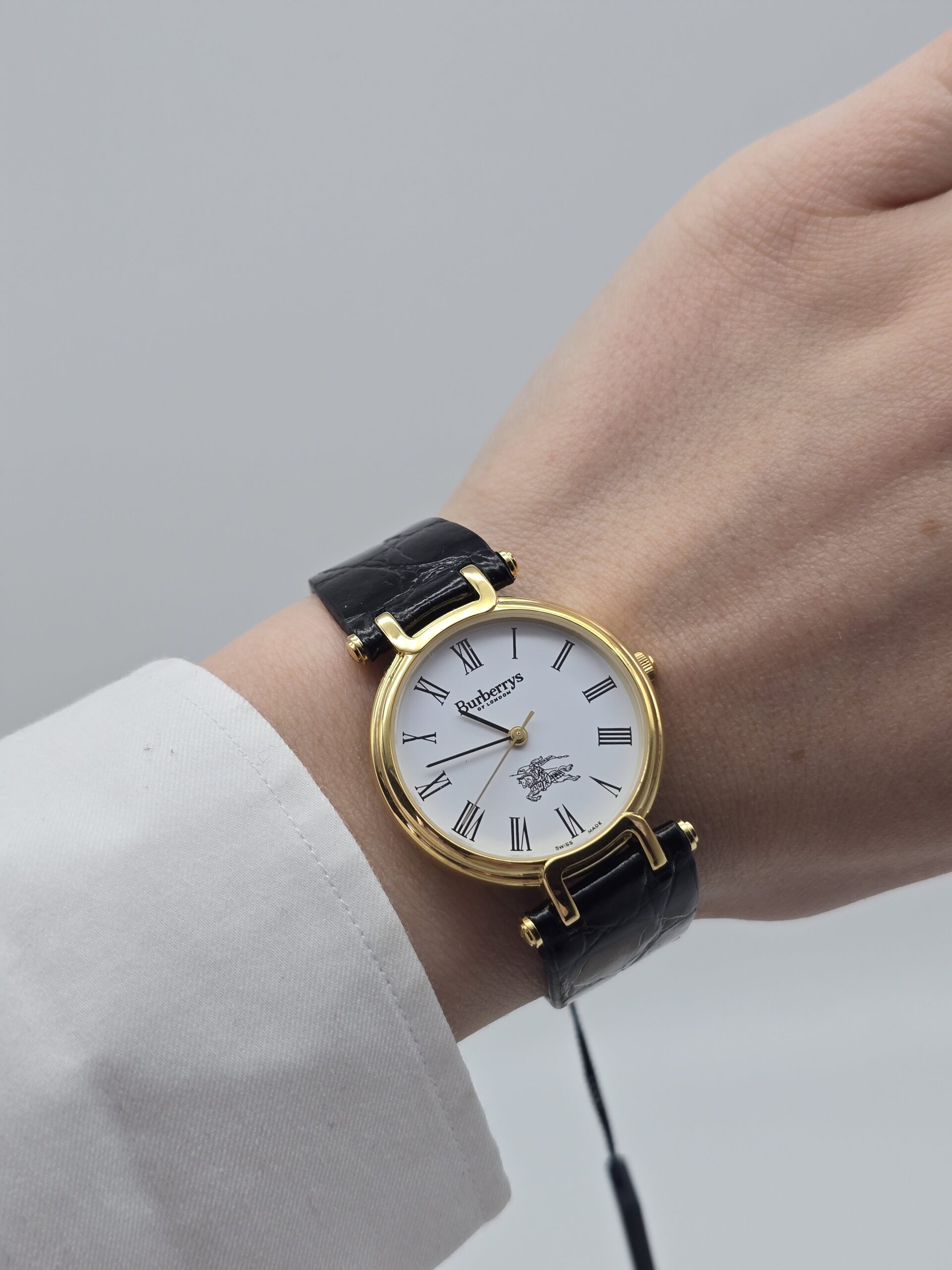 BURBERRY - złoty zegarek vintage z rzymskimi indeksami, lata 90. na modelce