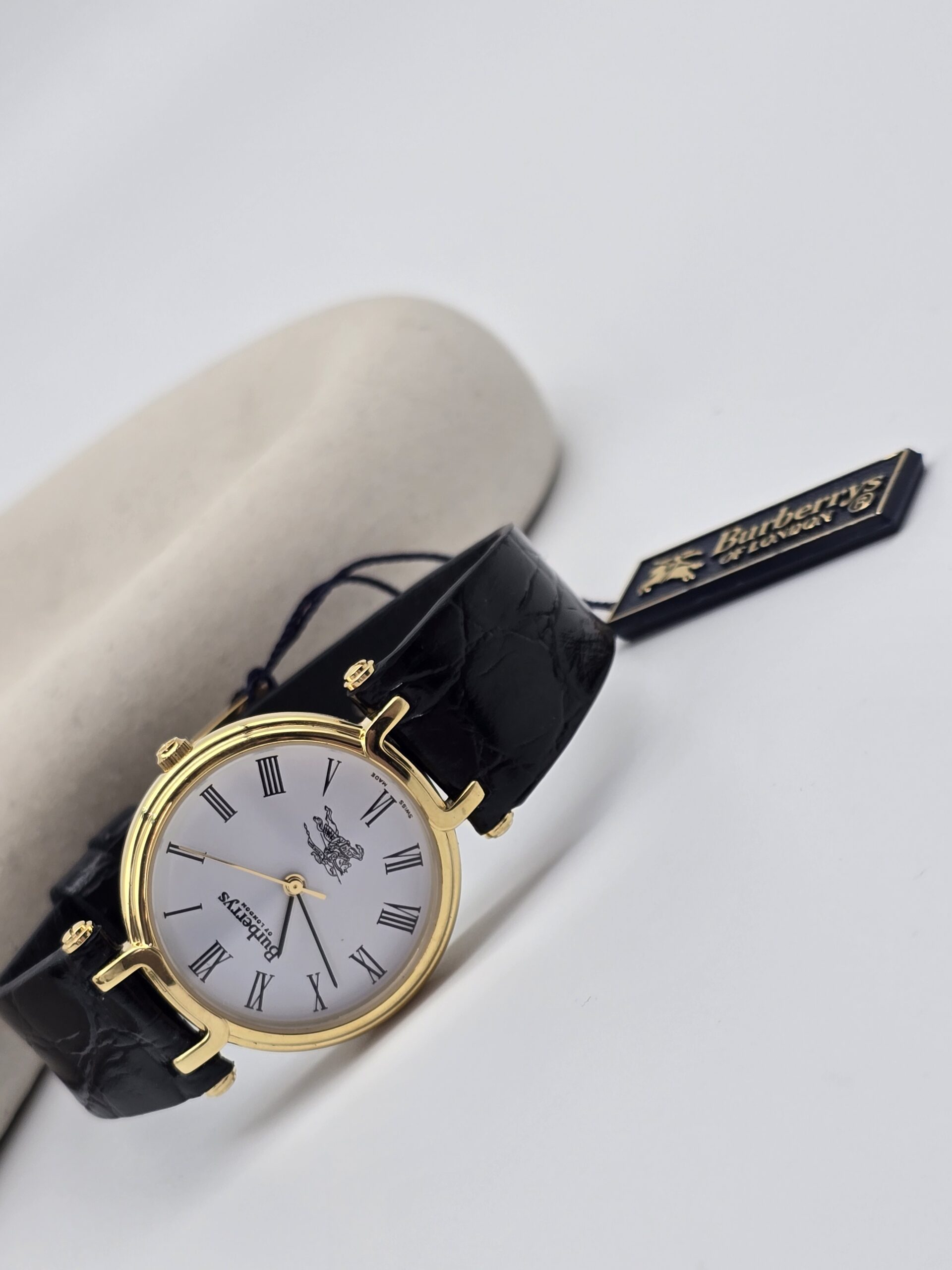 BURBERRY - złoty zegarek vintage z rzymskimi indeksami, lata 90. przy podstawce