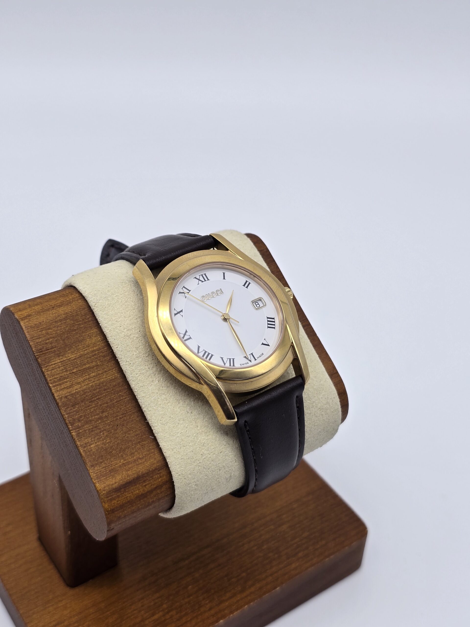 GUCCI - elegancki zegarek vintage z rzymskimi indeksami, lata 90. na stojaku