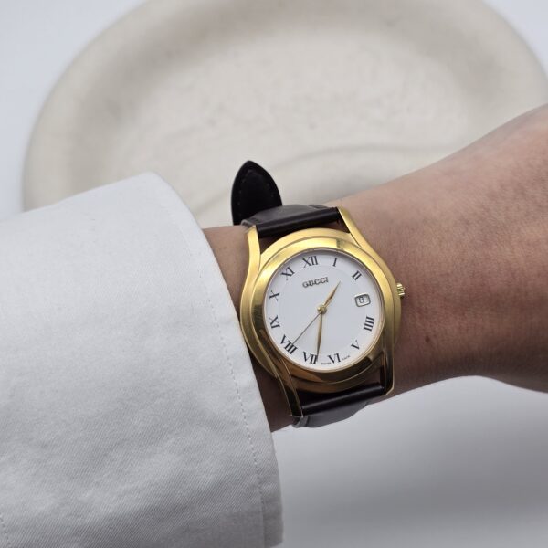 GUCCI - elegancki zegarek vintage z rzymskimi indeksami, lata 90. na modelce
