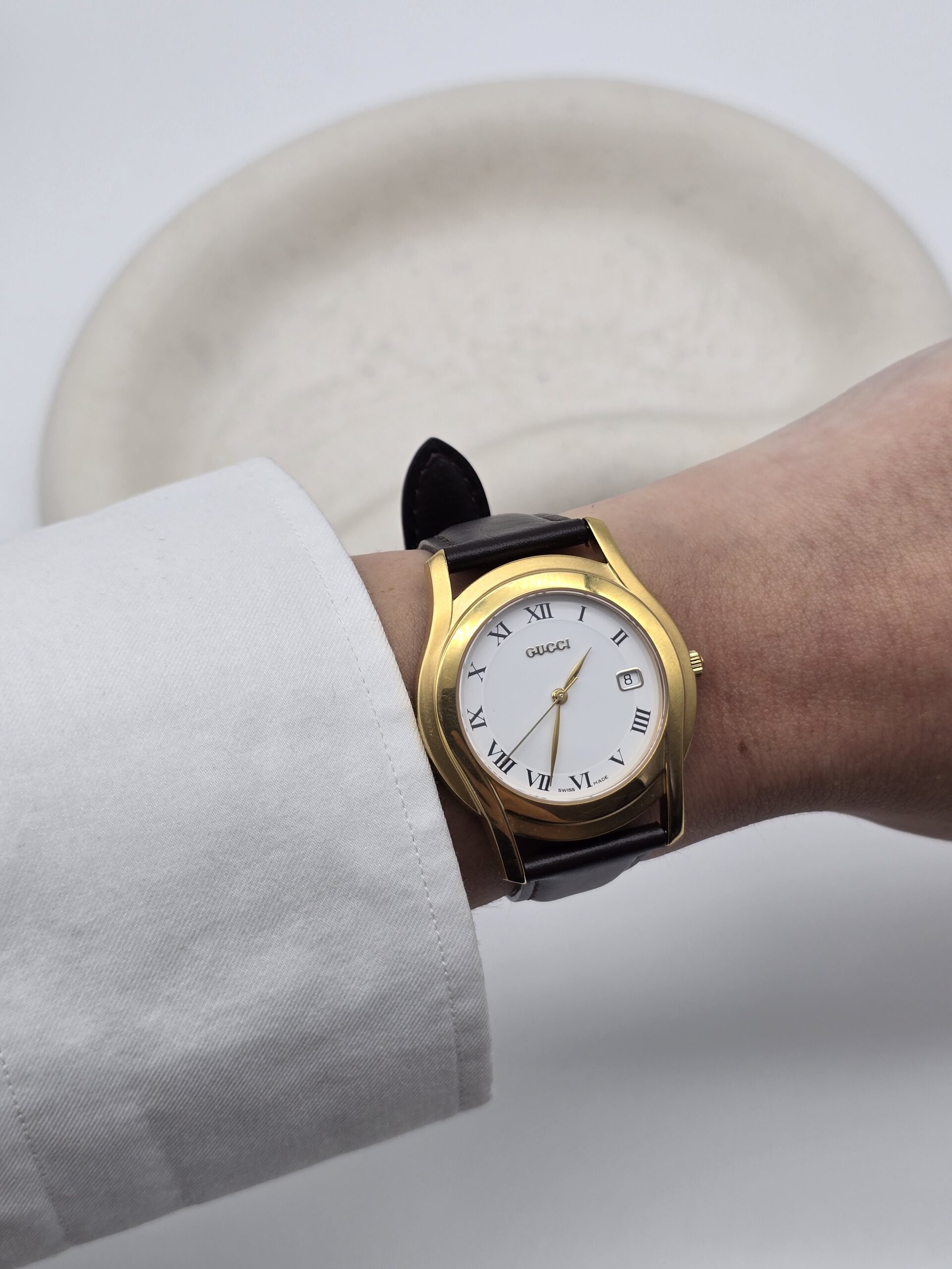 GUCCI - elegancki zegarek vintage z rzymskimi indeksami, lata 90. na modelce