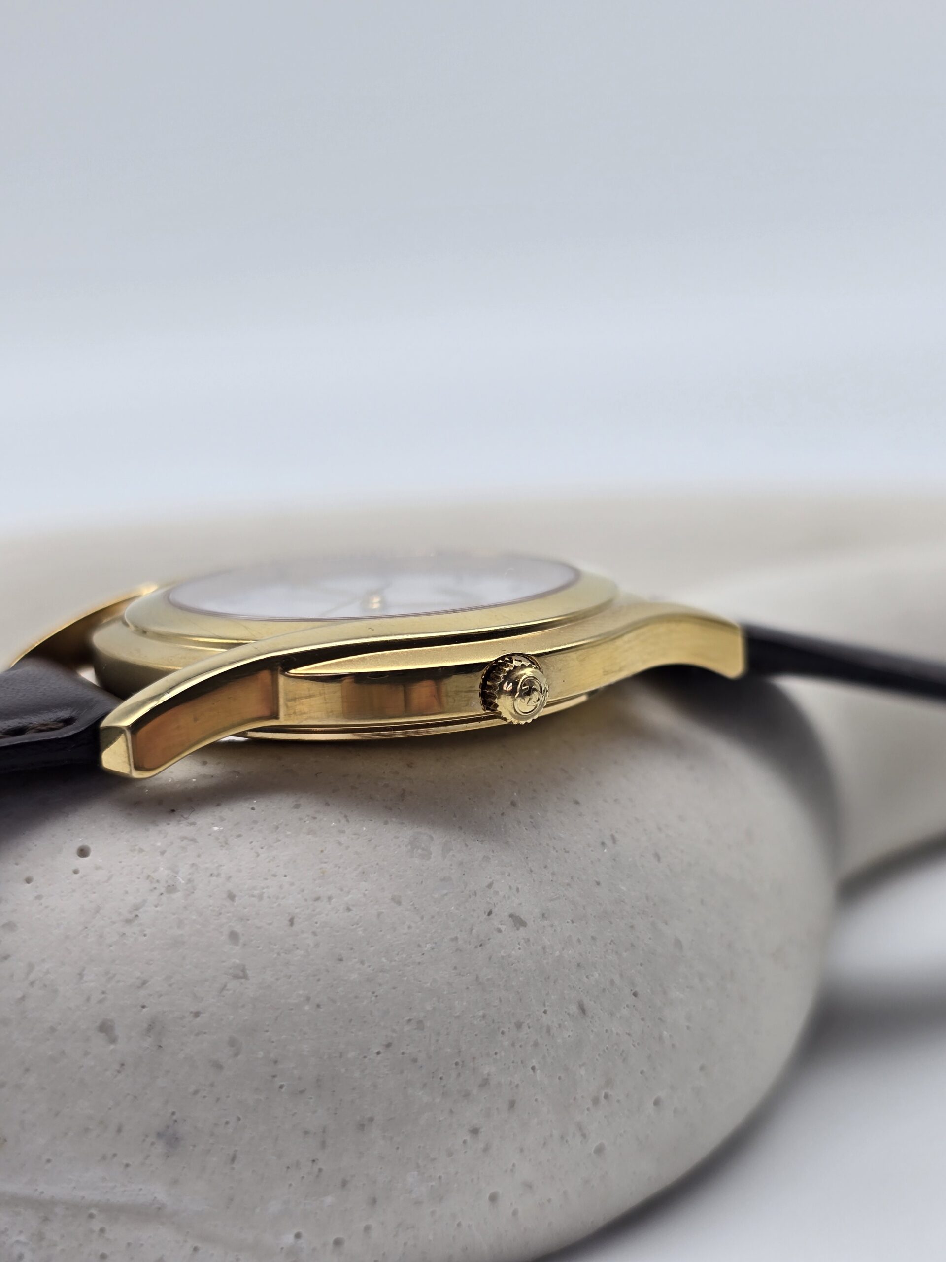 GUCCI - elegancki zegarek vintage z rzymskimi indeksami, lata 90. koronka