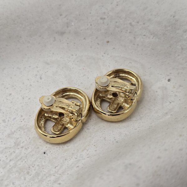 GIVENCHY - eleganckie klipsy vintage z monogramem, lata 90. na podstawce