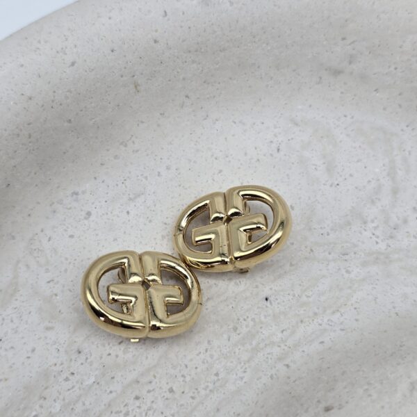 GIVENCHY - eleganckie klipsy vintage z monogramem, lata 90. na podstawce
