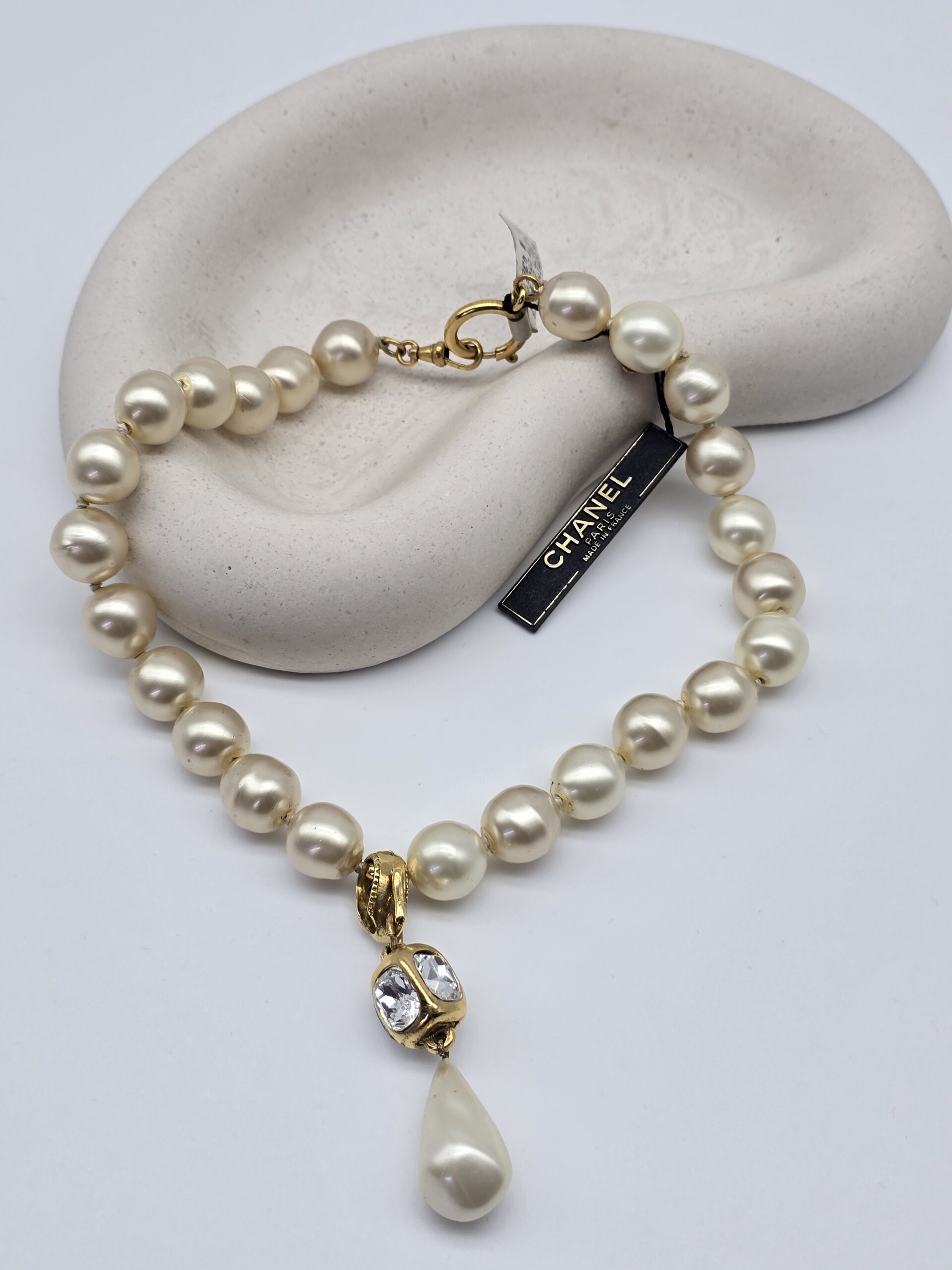 CHANEL - perłowy naszyjnik vintage z wiszącym kryształkiem i łezką, lata 80.