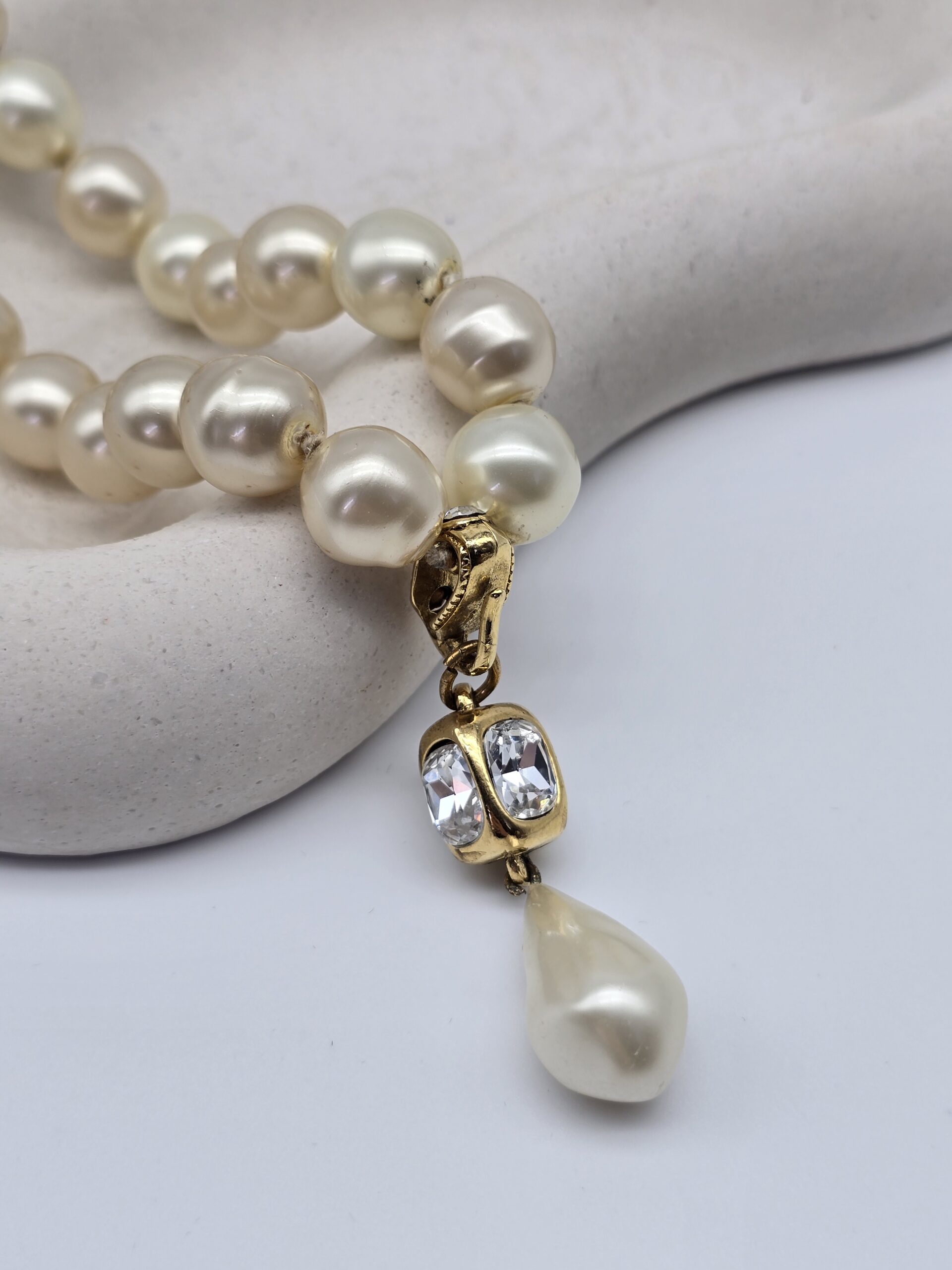 CHANEL - perłowy naszyjnik vintage z wiszącym kryształkiem i łezką, lata 80. na podstawce